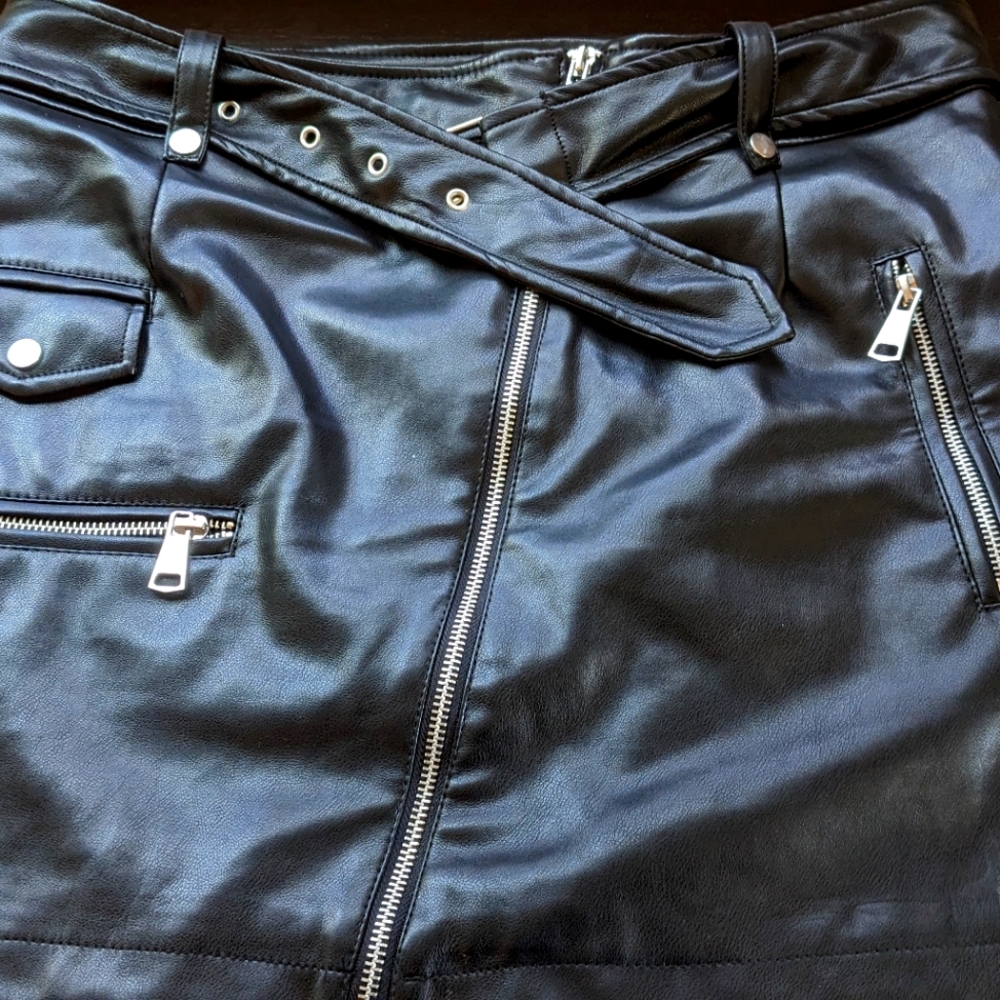7For ALL MANKIND Black faux leather skirt SIZE: L